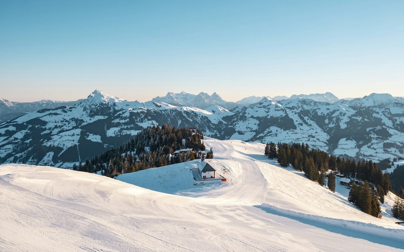 Snowboarder on a groomed piste in the Kitzbühel Alps
