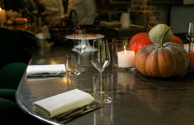 A photograph of the wave-shaped counter at Table by Bruno Verjus